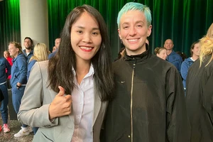 Chương Thị Kiều hạnh phúc chụp ảnh kỷ niệm với đội trưởng Megan Rapinoe của đội tuyển Mỹ. Ảnh: FBNV