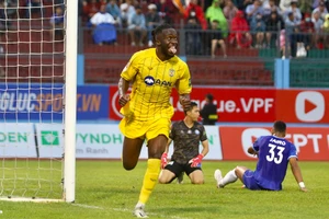 Thắng TP.HCM có được 19 điểm, SL Nghệ An đã chính thức trụ hạng. Ảnh: ANH PHƯƠNG