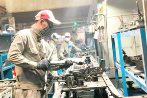 Nhiều lao động trong môi trường nặng nhọc khó có thể làm việc đến tuổi nghỉ hưu. Ảnh: PHONG ĐIỀN