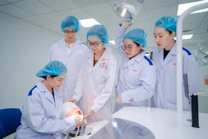 Sinh viên ngành răng hàm mặt của Trường ĐH Quốc tế Hồng Bàng trong giờ học thực hành. Ảnh: THÚY HUYỀN