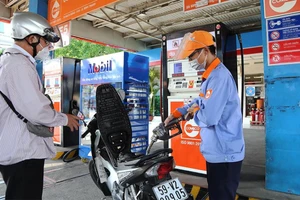 Theo chuyên gia, giá xăng dầu tăng là nhân tố tiềm ẩn khiến lạm phát tăng nên cần phải theo dõi chặt chẽ. Ảnh: HOÀNG GIANG