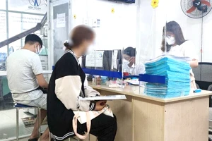 Người dân đến văn phòng công chứng thực hiện các thủ tục công chứng. Ảnh: NGUYỄN HIỀN