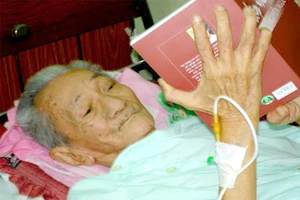 Nhà văn Sơn Nam đọc Tạp văn Nguyễn Ngọc Tư. (Ảnh chụp năm 2005) Ảnh: HUỲNH KIM