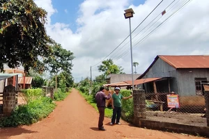 Đường trong thôn Dơk Rơng khang trang. Ảnh: LÊ KIẾN