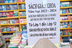 Một nhà sách tại quận Tân Phú thông báo sách chỉ bán nguyên bộ khiến phụ huynh muốn mua lẻ đành phải ra về. Ảnh: HTK