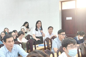 Đại diện một doanh nghiệp phát biểu những thắc mắc đến cơ quan BHXH TP.HCM. Ảnh: NGUYỄN HIỀN