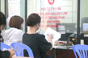 Người lao động làm thủ tục nhận trợ cấp thất nghiệp tại Trung tâm Dịch vụ việc làm TP.HCM. Ảnh: MT