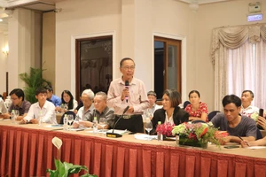 Ông Tôn Thất Hưng, Phó Giám đốc Hợp tác xã Nông nghiệp Xuân Lộc (quận 12), nêu các khó khăn tại hội nghị. Ảnh: T.UYÊN