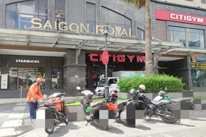 Ban quản lý chung cư Saigon Royal quy định khách vãng lai đậu xe máy ở hầm B3, đậu sai quy định phải đóng phí. Ảnh: NGUYỄN HIỀN