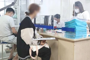 Người dân đến văn phòng công chứng thực hiện các thủ tục công chứng. Ảnh: NGUYỄN HIỀN