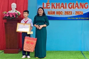 Bà Hồ Thị Hoàng Yến, Phó Bí thư thường trực Tỉnh ủy Bến Tre, tặng bằng khen cho em Đào Khương Duy tại lễ khai giảng năm học mới. (Ảnh do nhà trường cung cấp)