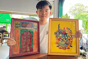 Anh Nguyễn Đức Huy sưu tầm tranh kiếng nhằm bảo tồn nét văn hóa đặc trưng của người dân Nam Bộ. Ảnh: QUỐC HƯƠNG