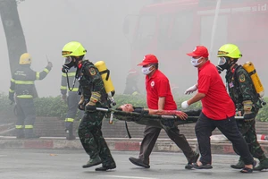 Diễn tập PCCC tại một tòa nhà ở quận 1, TP.HCM. Ảnh: HUỲNH THƠ