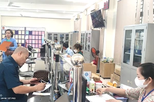 Người dân đến UBND phường 5, quận Gò Vấp làm thủ tục hộ tịch. Ảnh: NGUYỄN HIỀN