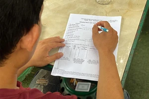 Người dân đang khai đăng ký tạm trú ở TP.HCM. Ảnh: HỮU ĐĂNG