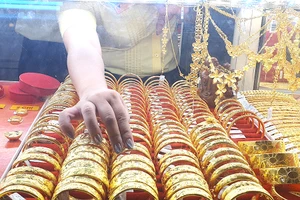 Các chuyên gia, doanh nghiệp kiến nghị loại bỏ hoạt động kinh doanh vàng trang sức, thủ công mỹ nghệ ra khỏi danh mục ngành nghề kinh doanh có điều kiện. Ảnh: THÙY LINH