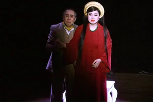 NSƯT Thành Lộc (vai Lĩnh Nam) và Lê Khánh (vai Giáng Hương) trong vở Giáng Hương. Ảnh: VĂN HÀ