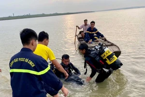 Đại úy Thái Ngô Hiếu (người đeo bình) và đồng đội trong một lần thực hiện nhiệm vụ. Ảnh: NVCC 