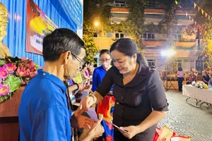 UBND phường 11, quận Phú Nhuận, TP.HCM trao quà cho các hộ nghèo, người khó khăn trên địa bàn. Ảnh: HUỲNH THƠ