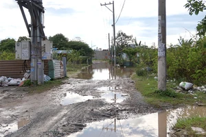 Một đoạn đường Liên khu 4-5, giáp ranh giữa phường Bình Hưng Hòa B, quận Bình Tân và xã Vĩnh Lộc A, huyện Bình Chánh bị hư hỏng nặng. Ảnh: TRẦN MINH