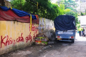 Xe tải đậu chiếm gần hết lối đi trong hẻm để lên xuống giấy các loại. Ảnh: THẢO HIỀN