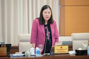 Chủ nhiệm Ủy ban Tư pháp Lê Thị Nga phát biểu tại phiên họp vào ngày 16-10. Ảnh: PHẠM THẮNG