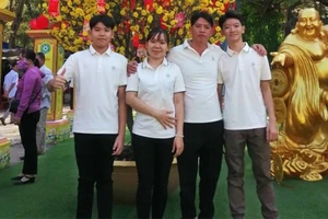 Vợ chồng chị Thúy, anh Duy hạnh phúc vẹn tròn sau 16 năm gắn bó. Ảnh: NVCC