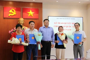 Sở Tư pháp TP. HCM đã tổ chức lễ trao quyết định cho một số người nhập quốc tịch Việt Nam năm 2021. Ảnh: Sở Tư pháp TP.HCM