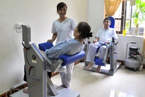 Bệnh nhân đột quỵ đang được tập vật lý trị liệu để sớm phục hồi chức năng. Ảnh: BVCC 