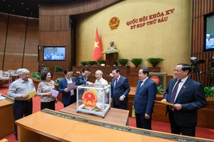 Tổng Bí thư Nguyễn Phú Trọng cùng các lãnh đạo Đảng, Nhà nước bỏ phiếu tín nhiệm với các chức danh do QH bầu hoặc phê chuẩn. Ảnh: QH