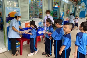 Phụ huynh Trường Tiểu học Nguyễn Trường Tộ, quận 4 đến kiểm tra bữa ăn bán trú của con. Ảnh: NTCC