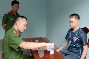 Thiếu tá Lê Minh Tiến luôn đặt việc cảm hóa đối tượng trong đấu tranh phòng, chống tội phạm. Ảnh: VÕ TÙNG