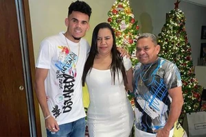 Luis Diaz và cha mẹ anh lúc chưa bị bắt cóc. Ảnh: GETTY IMAGES