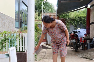 Việc nâng cấp tuyến hẻm chính 2221 đường Huỳnh Tấn Phát khiến tình trạng tuyến hẻm 2221/1/2/1/15/1 ngập nặng hơn. Ảnh: TRẦN MINH