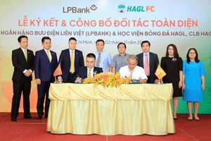 Chủ tịch VFF chứng kiến lễ ký kết hợp tác của HA Gia Lai và LPBank. Ảnh: ANH HUY