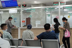 Người dân đến khám chữa bệnh tại BV Quân y 175. Ảnh: NGUYỄN HIỀN