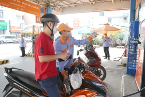 Theo nghị định mới ban hành thì thời gian điều hành giá xăng dầu sẽ được chuyển sang ngày thứ Năm, tức ngày 23-11 tới đây. Ảnh: HOÀNG GIANG