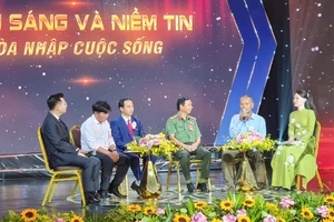 Ông Nguyễn Văn Minh (huyện Trảng Bom) chia sẻ những thành quả lao động sau khi được Quỹ Doanh nhân với an ninh trật tự tỉnh Đồng Nai cho vay vốn. Ảnh: VH