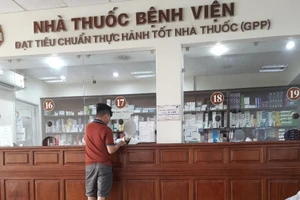 Người bệnh đang nhận thuốc tại nhà thuốc BV đa khoa Hồng Đức 3. Ảnh: TRẦN NGỌC