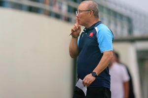 Mọi thứ vẫn còn đang trong thương thảo chứ HLV Park Hang-seo chưa đi đâu về đâu. Ảnh: ANH PHƯƠNG 