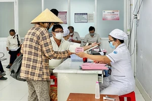 Bệnh nhân đang chờ khám bệnh tại BV huyện Bình Chánh. Ảnh: THẢO PHƯƠNG