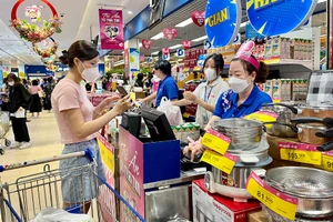 Các nhà kinh doanh cho rằng quy định phải xuất hóa đơn điện tử mỗi lần cho giá trị thấp là không thực sự cần thiết. Ảnh: TÚ UYÊN 