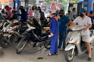 Các nhà bán lẻ cho rằng chi phí cho việc xuất hóa đơn điện tử từng lần bán hàng sẽ cực kỳ lớn. Ảnh: QH