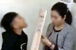 Một nam sinh có lời lẽ không đúng mực với cô giáo. (Ảnh cắt từ clip)