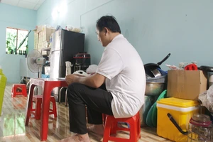 Anh Nam trầm ngâm khi kể về chuyện con trai trốn nhà vì nợ tín dụng đen. Ảnh: HẢI YẾN