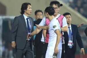 HLV Gong Oh-kyun và sự cố ở phút 33 sau pha tiểu xảo của ông và va chạm của Văn Kiên. Ảnh: HT