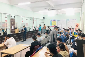 Người lao động đang làm thủ tục nhận bảo hiểm thất nghiệp tại Trung tâm Dịch vụ việc làm TP.HCM. Ảnh: THỤC HẠNH