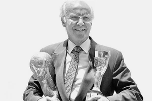 Huyền thoại Mario Zagallo vô địch thế giới với cúp Nữ thần vàng khi là cầu thủ và chiếc cúp vô địch thế giới hiện tại với tư cách HLV. Ảnh: GETTY IMAGES 