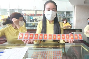 Các chuyên gia đề xuất trả lại việc sản xuất, kinh doanh vàng miếng cho các doanh nghiệp. Ảnh: THÙY LINH