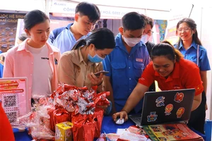 Nhiều sinh viên tìm việc làm Tết tại ngày hội việc làm cho sinh viên, công nhân. Ảnh: VÕ THƠ